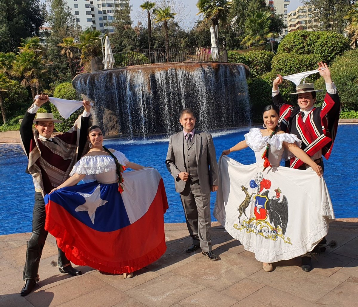 EVENDART's tweet photo. En fiestas patrias 2021 en el cumpleaños de Chile. Hotel Hyatt (actual mandarin) Con musica y danza chilena https://t.co/XfuWjo3AhV