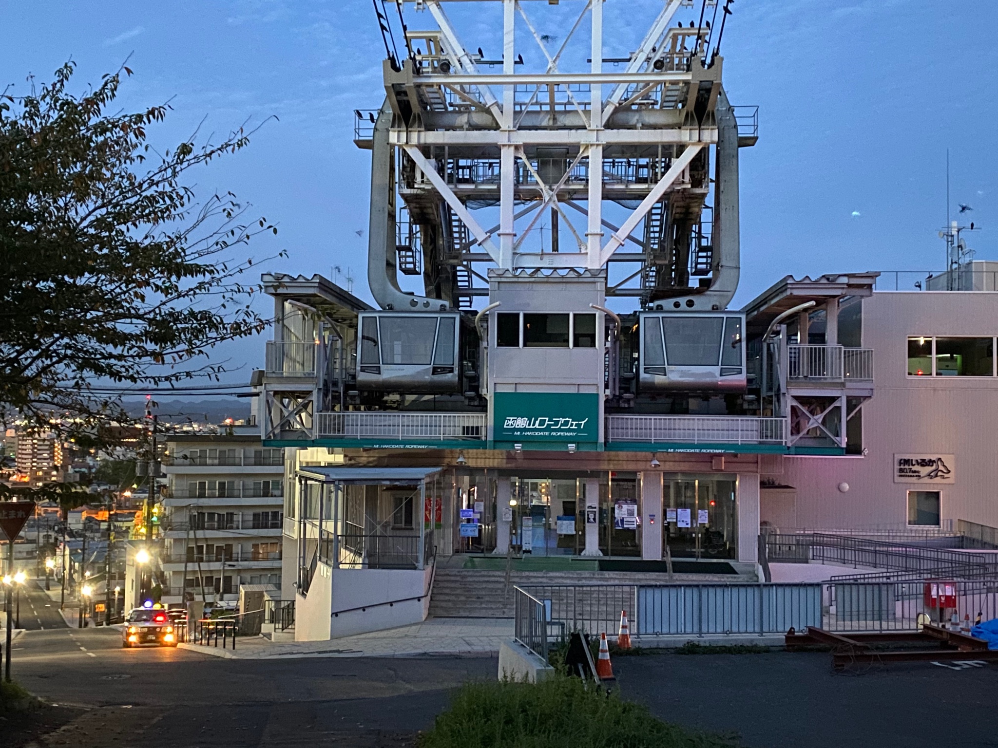 函館山ロープウェイ 公式 函館山ロープウェイは 9 11 7まで法定整備点検のため運休となります 1年整備点検は搬器 ゴンドラ 等の点検等もあり昨日夜に山麓に2台並びました 2台並んでいるのは1年に1回の貴重な光景です 函館山 函館山
