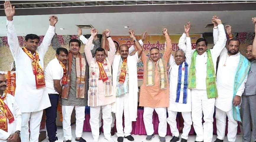 Lalit_K_Bansal's tweet photo. आज पानीपत में हरियाणा प्रदेश वैश्य महासम्मेलन की राज्य स्तरीय पर कोर कमिटी की मीटिंग में गुरुग्राम से रहे पूर्व विधायक श्री उमेश अग्रवाल जी को राष्ट्रीय महामंत्री व अखिल भारतीय उधयोग व्यापार मंडल के राष्ट्रीय उपाध्यक्ष श्री राजीव जैन जी को प्रदेश अध्यक्ष नियुक्त होने पर बधाई दी https://t.co/q3DOYYT84p