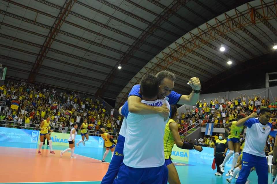 InderBarranca's tweet photo. ¡Para la historia! 🇨🇴🇨🇴 somos SUBCAMPEONES!🎉 por primera vez COLOMBIA SE VA PAL' MUNDIAL 
Hemos vivido un partidazo en el Coliseo Luis F. Castellanos entre Colombia y Brasil🇧🇷; el equipo Colombiano tiene un cupo en el Mundial!! SOMOS SUB CAMPEONES 🎊 https://t.co/lc61CAzDZr