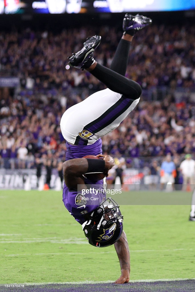 GettySport's tweet photo. Lamar Jackson and the @Ravens mount a 4th quarter comeback to beat the @Chiefs 36-35, giving the quarterback his first win over Patrick Mahomes. #RavensFlock #KCvsBAL #NFL 📸: @RobertLeeCarr, Todd Olszewski https://t.co/qnHoSad90P