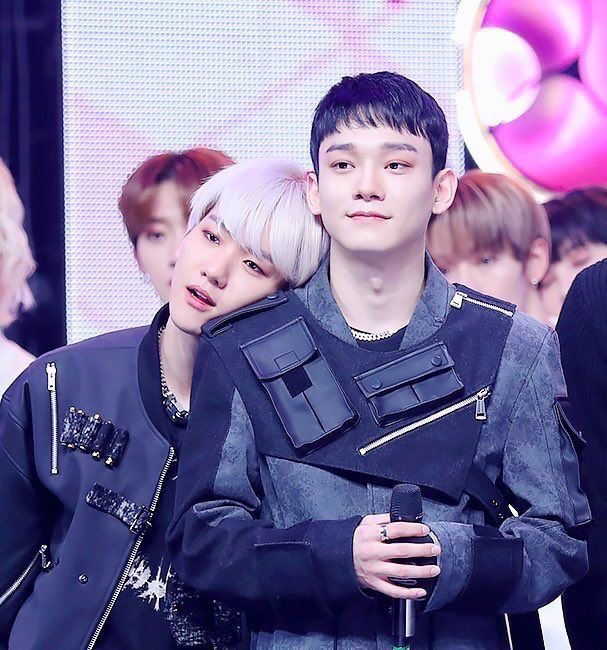 hourlyEXO's tweet photo. [@weareoneEXO #CHEN #BAEKHYUN] https://t.co/6l4gK3WcP0