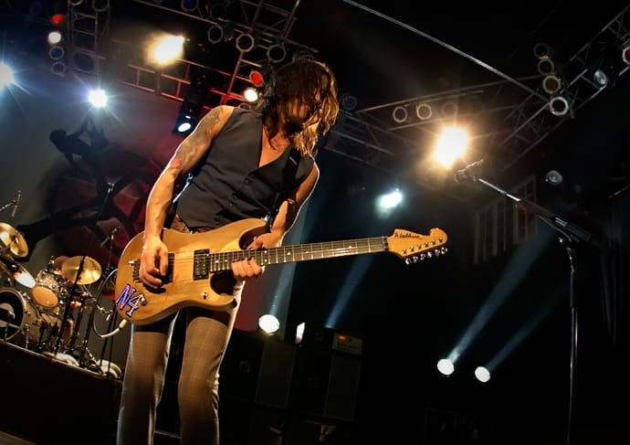 Happy birthday Nuno Bettencourt.    I love you Nuno.( /// //) 