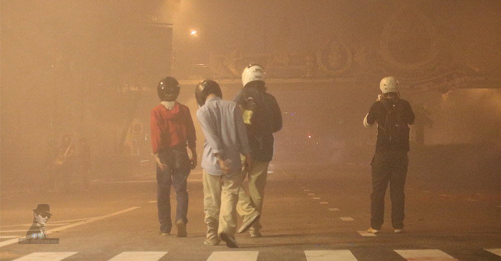 เมื่อวานนี้ม็อบสามนิ้วทั้ง Car Mob และ ทะลุแก๊ส ถ้าในภาษาเชิงมวย คือ "แพ้แบบหมดราคา" ไม่มีลุ้นกันเลยทีเดียว ทั้งมวลชนที่มากันน้อยนิด ทั้งโดนฝนถล่ม ทั้งการโดนยึดพื้นที่ดินแดงทำให้เข้าไปป่วนไม่ได้ เค้าไม่ได้ปั่นหัวตำรวจหรอก แต่โดนตำรวจบีบให้เร่ร่อนมากกว่า bit.ly/3tVPbCF