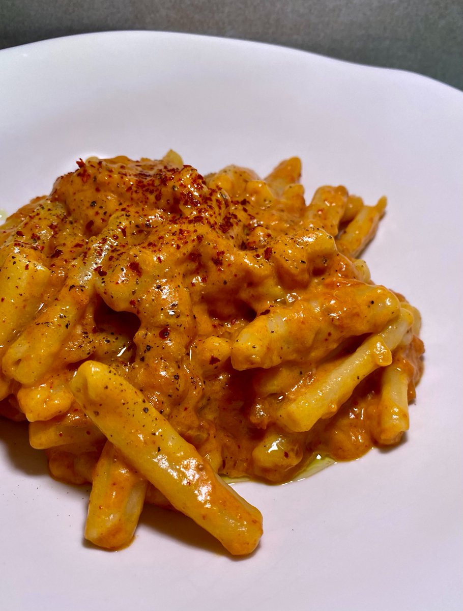 Casarecci alla vodka con Gochugaru, una salsa que te hará quererla hasta el fin de tus días. Créeme. 
Picante y envolvente 🤯🤯
👉 youtu.be/DqvZSgSSCqY