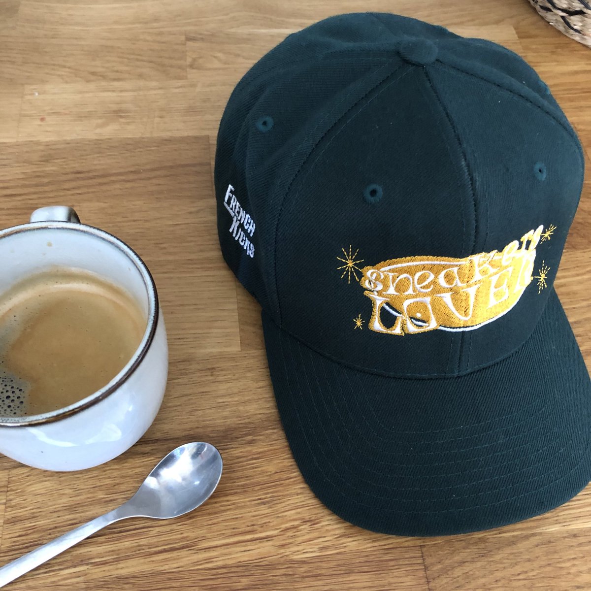 frenchkicksfr's tweet photo. Morning Routine ! ☕️

Le lundi, le café c’est obligatoire pour se mettre en route pour la journée et la semaine.

Notre nouvelle casquette ✨Sneakers Lover ✨ est dispo sur notre boutique en ligne : https://t.co/kdpRWFz4t0.

Commencez la semaine en vous faisant plaisir 😉 https://t.co/MfMlaSLRCt
