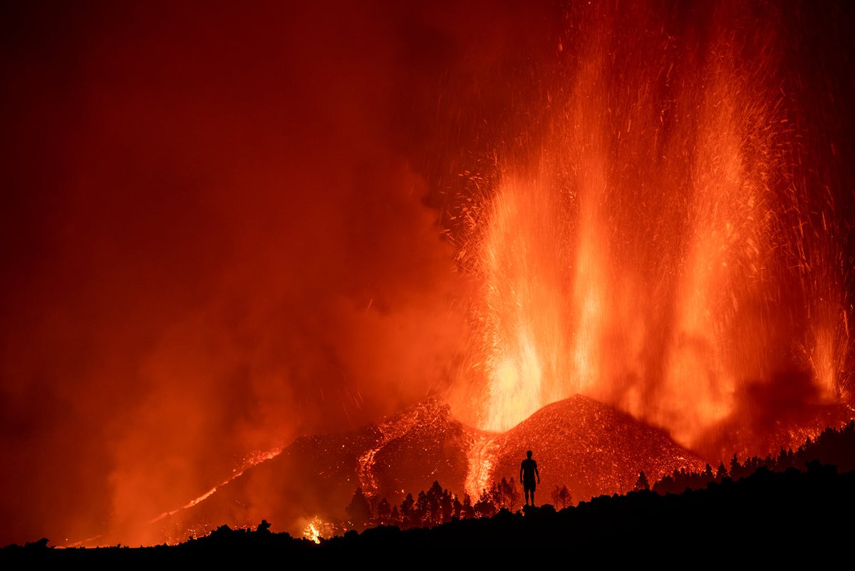 7IslasCanarias's tweet photo. 𝗟𝗮 𝗳𝘂𝗲𝗿𝘇𝗮 𝗱𝗲 𝗹𝗮 𝗻𝗮𝘁𝘂𝗿𝗮𝗹𝗲𝘇𝗮 🌋

Impactante foto del #VolcánLaPalma, donde se refleja lo frágil que es el ser humano ante la naturaleza.

📸 @abiansangil 

#LaPalma #Canarias #IslasCanarias #ErupciónLaPalma https://t.co/2hlKiTJcWJ