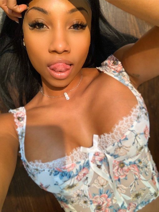 Can I be your e-girlfriend? 😜 https://t.co/JBrC6l53iA