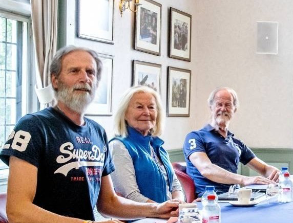 Het is 2027. Vol goede moed beginnen Mark, Sigrid en Wopke in huize avondrood aan de volgende gespreksronde in de 2021 formatie. #rutte #kaag #hoekstra #formatie2021