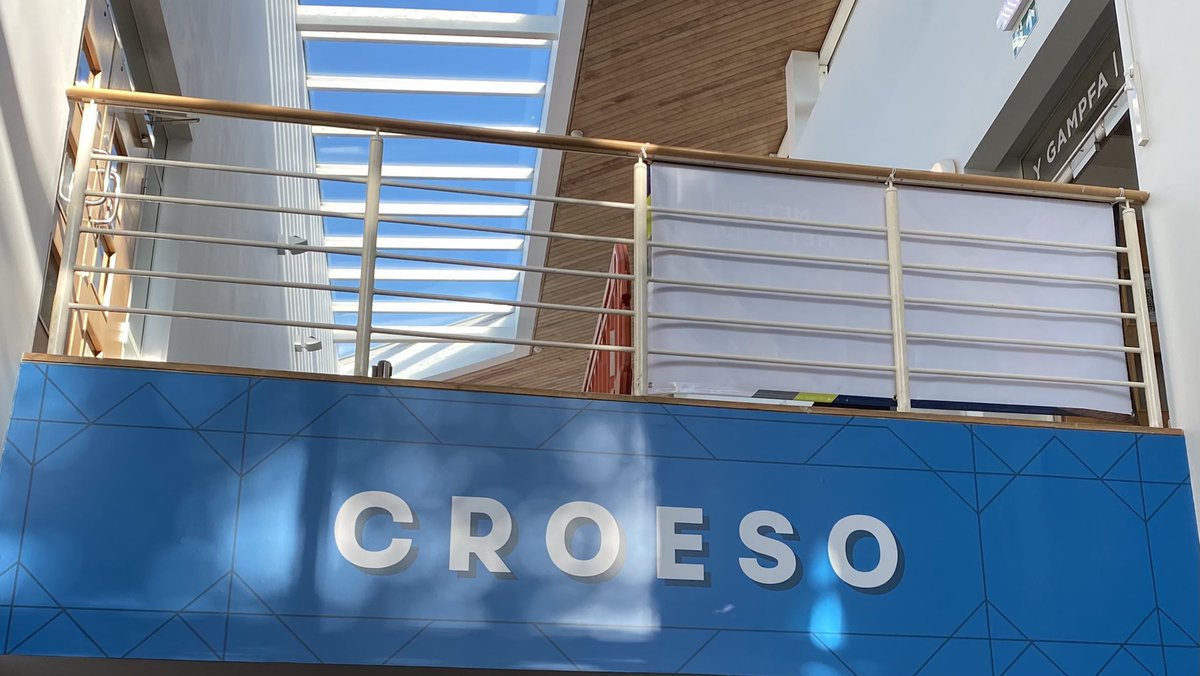 CMUCatering's tweet image. A lovely warm Croeso welcome to students returning to campus @cardiffmet for their induction. The new catering facility the Hub is open serving Starbucks coffee until 5pm to support this event ☕️#freshers #Wearecardiffmet #freshers2021