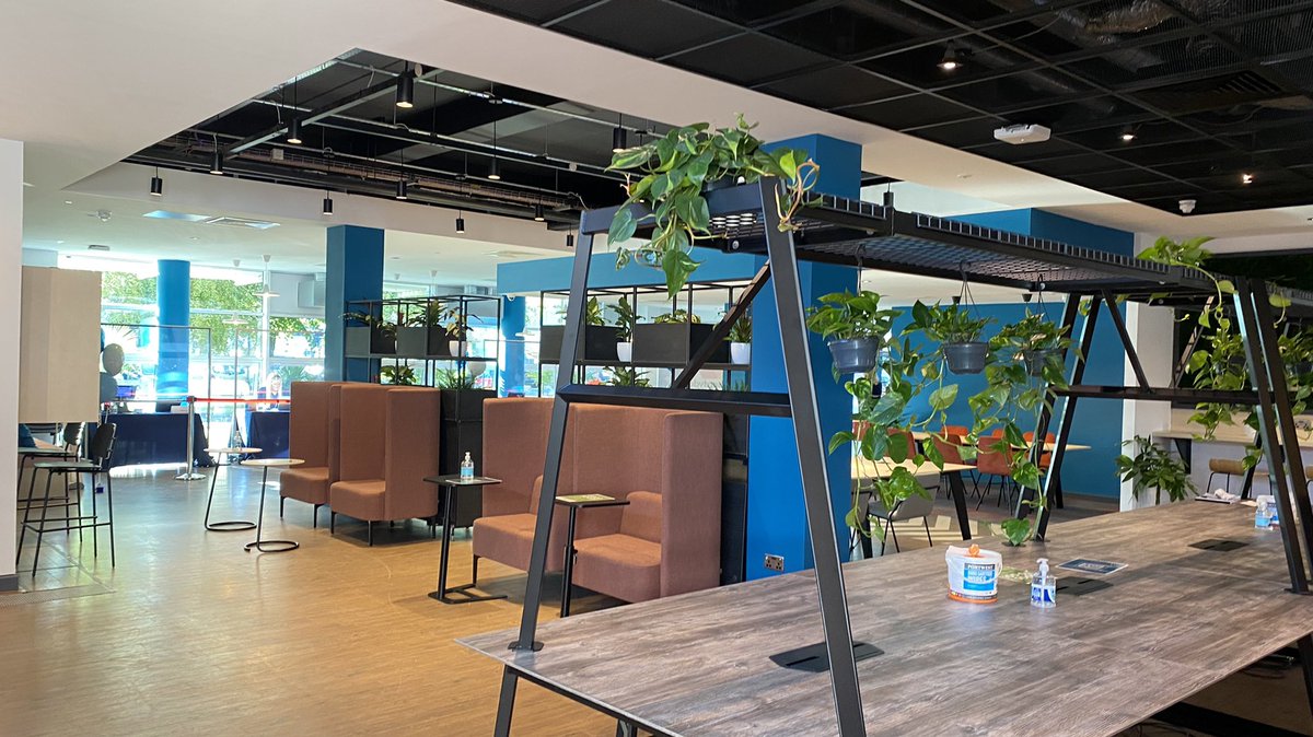 CMUCatering's tweet image. A lovely warm Croeso welcome to students returning to campus @cardiffmet for their induction. The new catering facility the Hub is open serving Starbucks coffee until 5pm to support this event ☕️#freshers #Wearecardiffmet #freshers2021