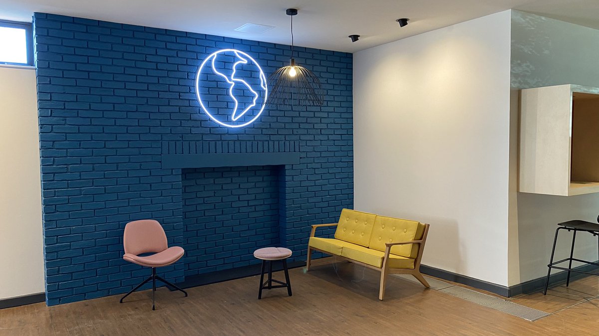 CMUCatering's tweet image. A lovely warm Croeso welcome to students returning to campus @cardiffmet for their induction. The new catering facility the Hub is open serving Starbucks coffee until 5pm to support this event ☕️#freshers #Wearecardiffmet #freshers2021