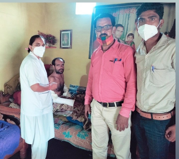 PBindwari's tweet photo. वैक्सीनेशन महा अभियान के अंतर्गत मोबाइल वैन के माध्यम से आज सरना ग्राम में विकलांग व्यक्ति प्रकाश चौरे के घर पर जाकर उन्हें कोवैक्सीन का पहला डोज लगाया गया।जिसमे मुख्य रूप से RI सर श्री देवेश चौरे,स्टाफ नर्स श्रीमती संगीता साहू,वेरीफेयर प्रवीण बिंदवारी उपस्थित रहे।@dmchhindwara https://t.co/YQF6HQFPry