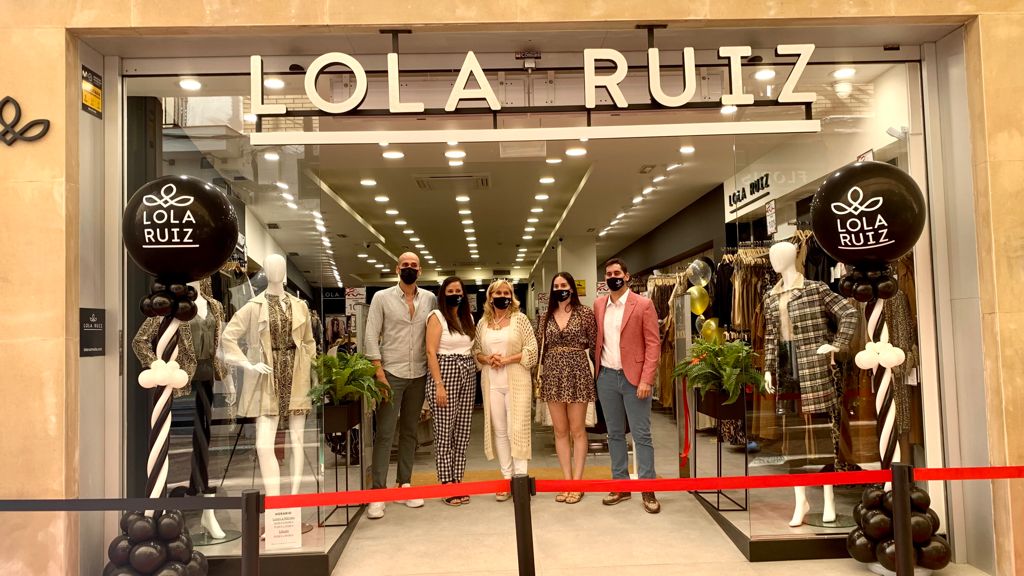 Ayuntamiento de Antequera auf „🛍️ La firma andaluza Ruiz abre su primera tienda de ropa #Antequera, en calle Duranes 👉🏽La responsable de Comercio, @aNaCeBRiaN, ha estado presente en la