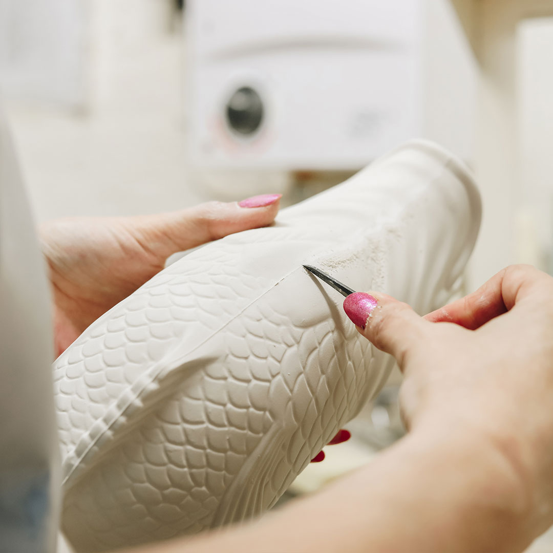 Intricacy is key in attaining the individual scales and smooth fins on your Gluggle Jug🎨

Each one inspected for perfection, head to our website to find an original #TOGJ stockist.