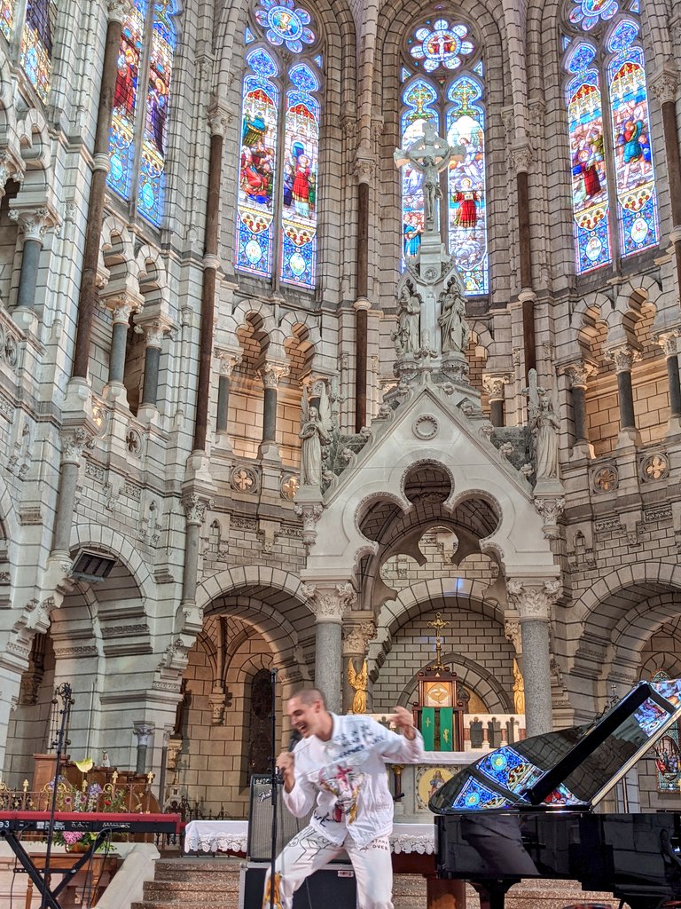 Parfois la rencontre d'un artiste et d'un lieu donne vie à un grand moment. Merci à <a href="/NouvellesScnesN/">Festival_Nouvelles_Scènes_Niort</a> et <a href="/Victorsolf/">Yves kyliann</a> de nous l'avoir offert 👍 #niort #concert