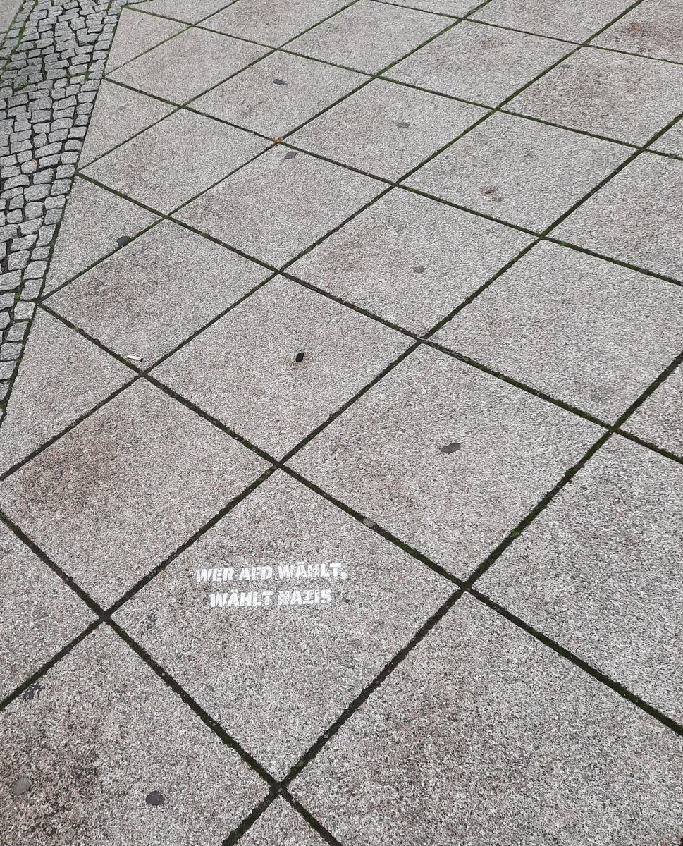 AnnetteLauter's tweet photo. @MarkusLauter Wie man nicht #wählen sollte, steht schon auf der Straße geschrieben ... https://t.co/PTQftrhvt3