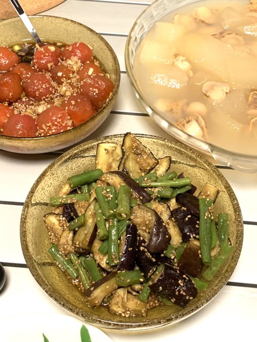 ごはん。

ナスといんげん豆の胡麻和え
ミニトマトサラダ
冬瓜と帆立の煮浸し
隙あらば冬瓜を煮る私だった(・-・*) 