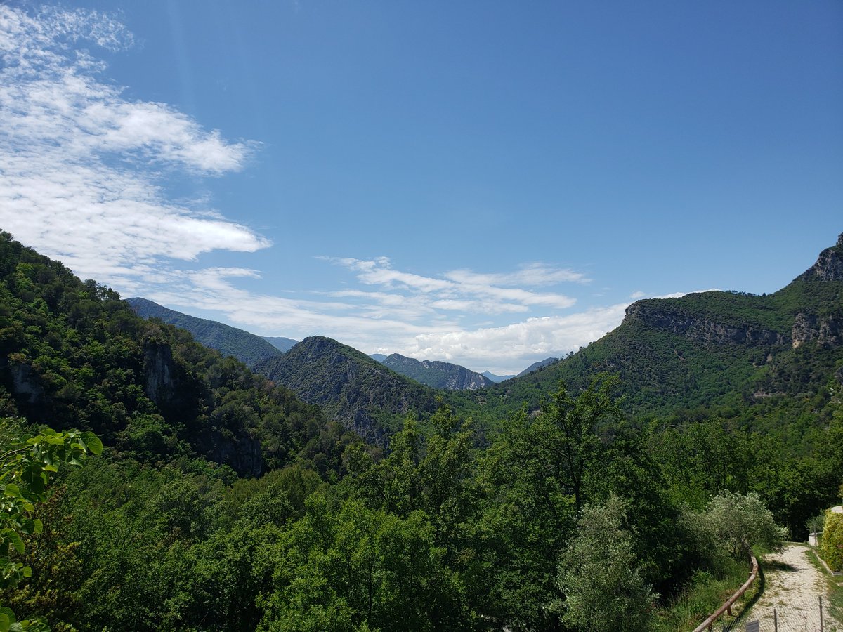 Celia_G06's tweet photo. En tant que professeur des écoles remplaçante, je vais dans plusieurs écoles différentes de l'arrière-pays des Alpes-Maritimes et j'ai envie de partager avec vous les beaux paysages que je rencontre 😊🥰
Alors c'est parti. 
Voici Gilette !
#MagnifiqueFrance https://t.co/YNytub65Qa