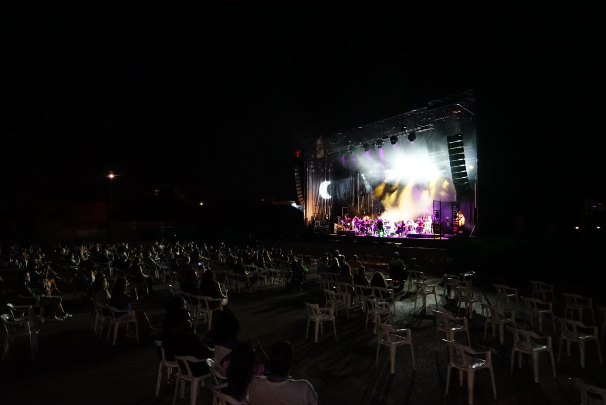 ajesplugues's tweet photo. 🔝 #Esplugues va vibrar amb ElectroBacasis!! 

🎻📀 L'orquestra de corda i el DJ Arzzet van trencar totes les barreres musicals i van tocar els grans hits dels últims 50 anys: des d'ABBA, passant pel rock català i culminant amb DJ com David Guetta o Avicii!

#FestaMajorEsplugues https://t.co/AZboBxwZP6
