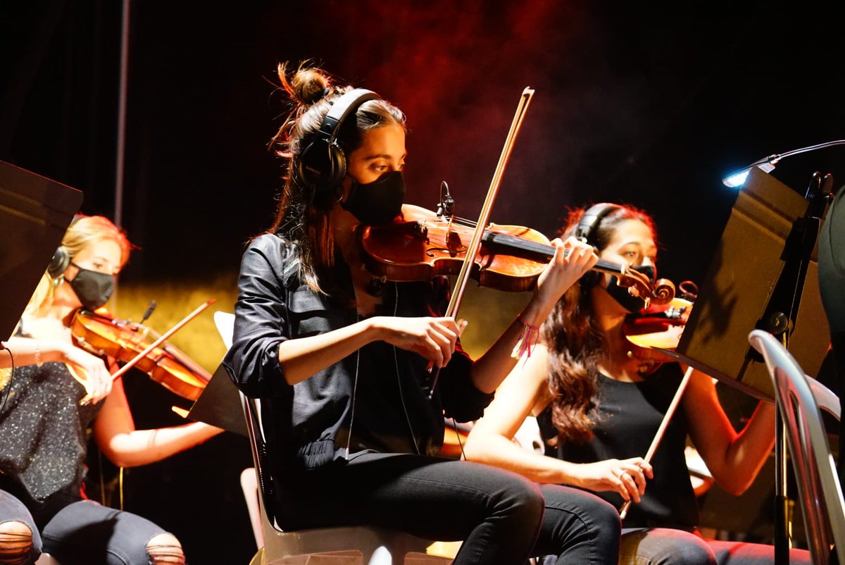 ajesplugues's tweet photo. 🔝 #Esplugues va vibrar amb ElectroBacasis!! 

🎻📀 L'orquestra de corda i el DJ Arzzet van trencar totes les barreres musicals i van tocar els grans hits dels últims 50 anys: des d'ABBA, passant pel rock català i culminant amb DJ com David Guetta o Avicii!

#FestaMajorEsplugues https://t.co/AZboBxwZP6