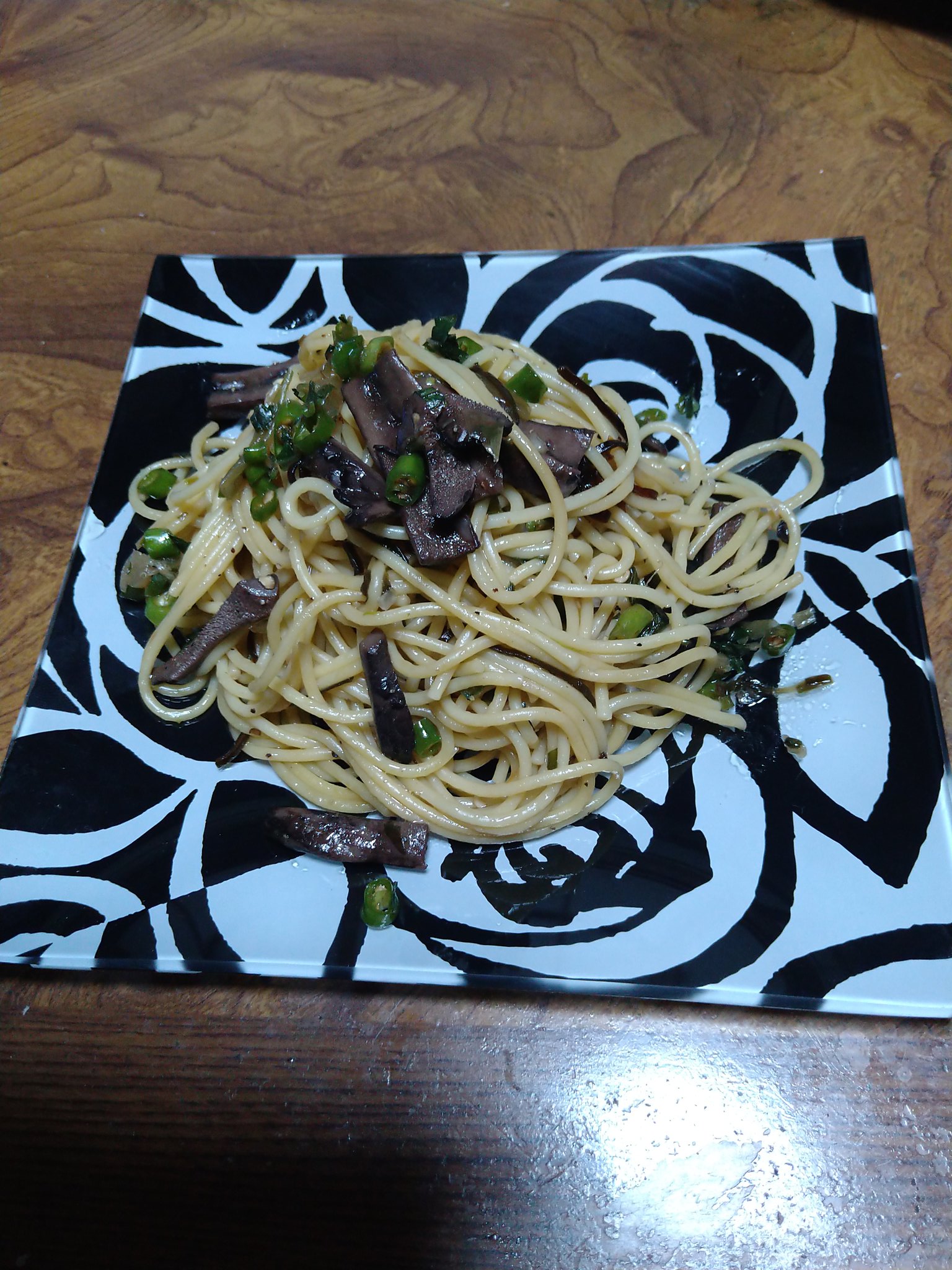 ナルキ 昨日採れた シシタケのパスタ レシピは シシタケ 大葉 ミョウガ 日光唐辛子 塩昆布 ガーリック バターです 和風ペペロンチーノの感じです T Co Iw9bli4zde Twitter