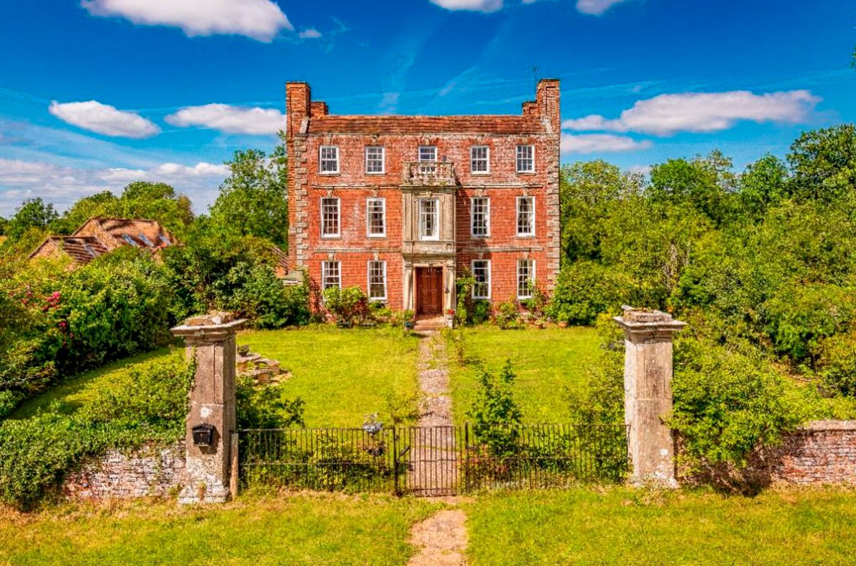tdtd_uk's tweet photo. Property of the week today on the blog. Beautiful Queen Ann style house with many original features 
https://t.co/bmzJ0x4LND
#manorhouse #propertyoftheweek #monday #grandhouse #architecture #realestate #rightmove #ukhousing #historic #home #restoration https://t.co/XcgkjQ7i5j
