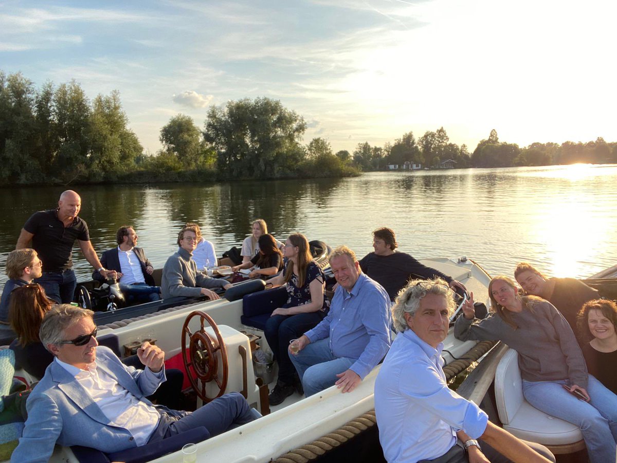 DVAN_NL's tweet photo. Afgelopen vrijdag borrelden we tot zonsondergang op de Bergse Plassen #werkeninrotterdam #vrijmibo #advocaten https://t.co/5qmlb3PHNg
