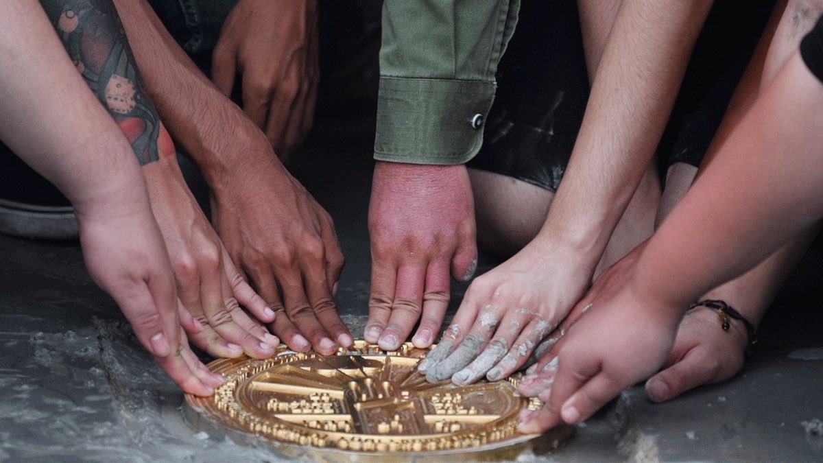 mike_maneewong's tweet image. ย่ำรุ่งของวันนี้เมื่อปีก่อน เราได้ปักหมุดหมายที่สำคัญของ คณะราษฎร 63 ณ สนามราษฎร โดยในหมุดมีข้อความว่า “ณ ที่นี้ ผองราษฎรได้แสดงเจตนารมณ์ ประเทศนี้เป็นของราษฎร ไม่ใช่สมบัติของกษัตริย์ตามที่เขาหลอกลวง”