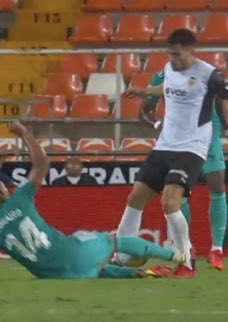 Esta imagen es durísima para la independencia del colectivo arbitral. Dos horas antes el Real Betis se quedó con un jugador menos por una entrada muy parecida. Estos detalles son claves. Futbolistas con barra libre. Hay mil formas de manipular este deporte. Es desesperante. VAR