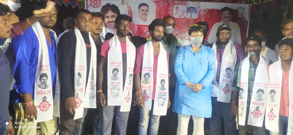 JanaSenaParty's tweet photo. తూర్పుగోదావరి జిల్లా జనసేన పార్టీ అధ్యక్షులు శ్రీ కందుల దుర్గేష్ గారి సమక్షంలో కడియపులంక గ్రామ యువత మరియు ఆయా వర్గాలకు చెందిన సుమారు 100మంది పార్టీ లో జేరడం  జరిగింది. ఈ కార్యక్రమంలో జనసేన నాయకులు మరియు కార్యకర్తలు పాల్గొన్నారు. https://t.co/F78lOjQuMX