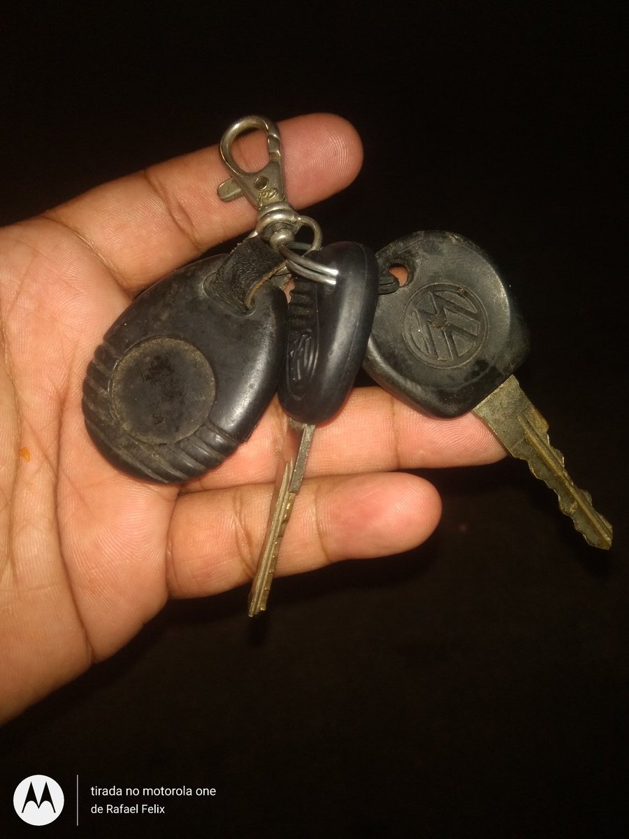 Estou com esse iPhone desde semana passada procurando o dono e hoje achei essa chave ... Se alguém souber quem e o dono me dá um alô ... 992103600