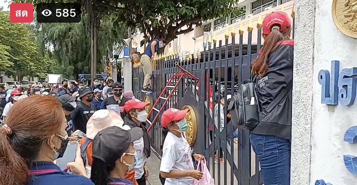 แม่งสถานที่ราชการแต่แม่งปิดประตูไม่ให้เข้า 
Cr. เพจกะเทยแม่ลูกอ่อน
#ม็อบ20กันยา #ม็อบ19กันยา