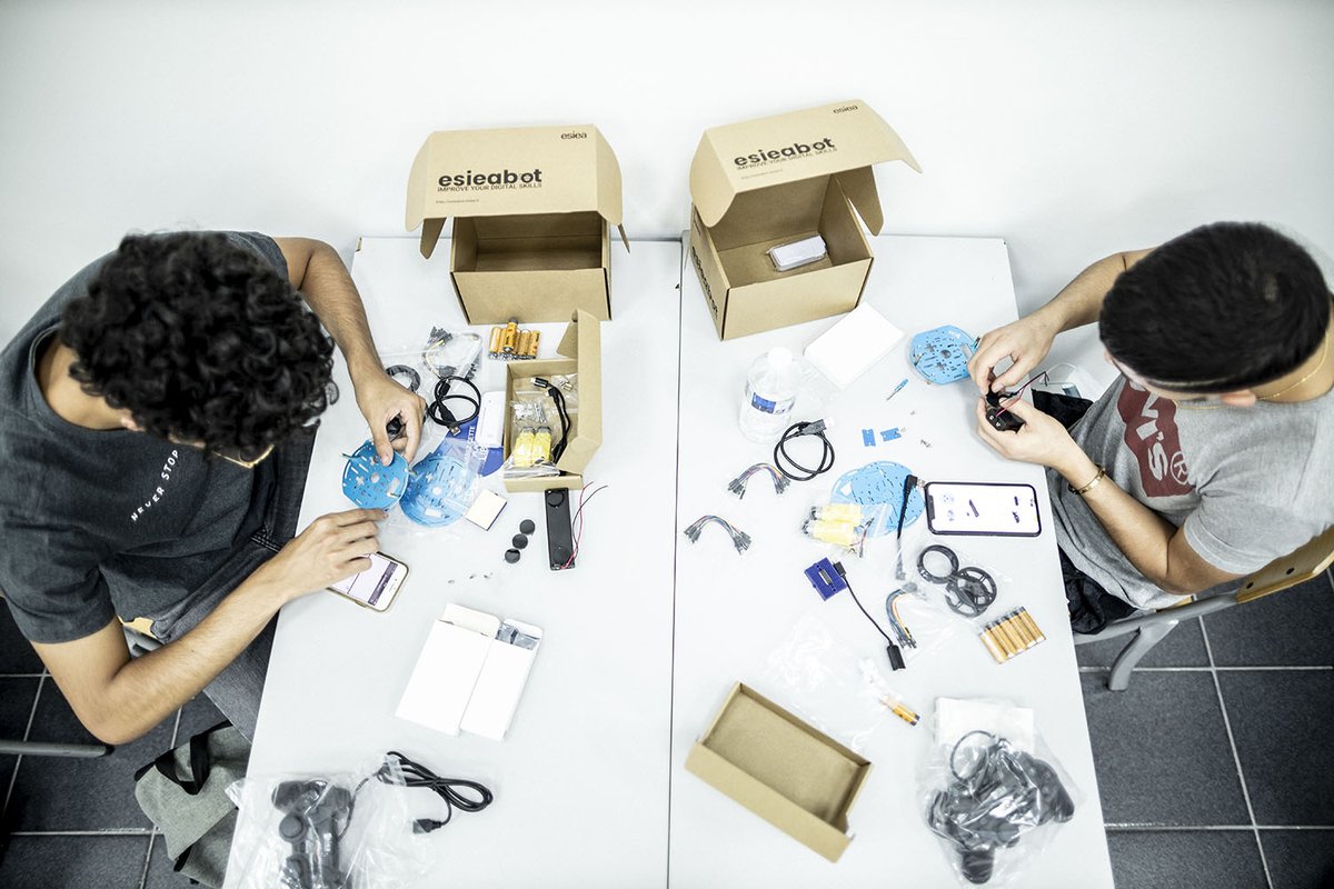 s_grandesecoles's tweet photo. l' ESIEA offre un Kit robotique à tous ses étudiants de 1ere année @GroupeESIEA https://t.co/BeXkhjIVxd https://t.co/ej4ycq7EAx