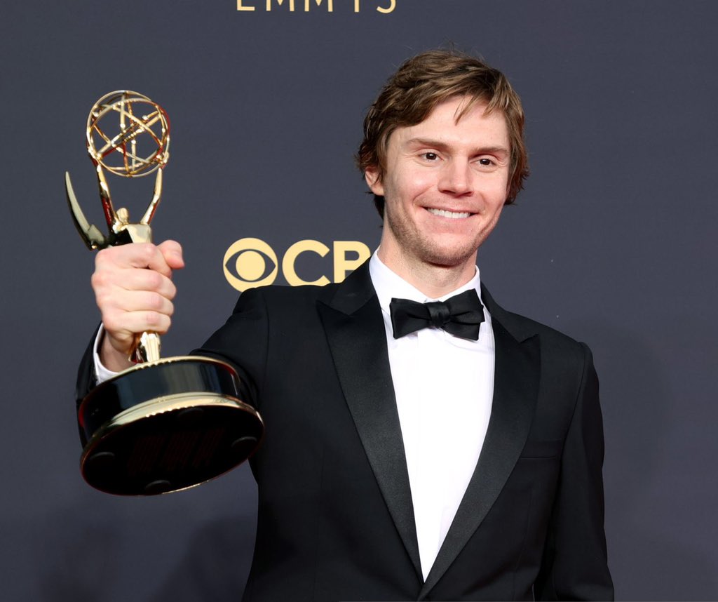 AHSNewsFrance's tweet photo. Félicitations à Evan Peters qui repart avec son tout premier Emmy Award pour son rôle dans la série ‘Mare of Easttown’ ! #Emmys2021 https://t.co/hMXG8FgrJC