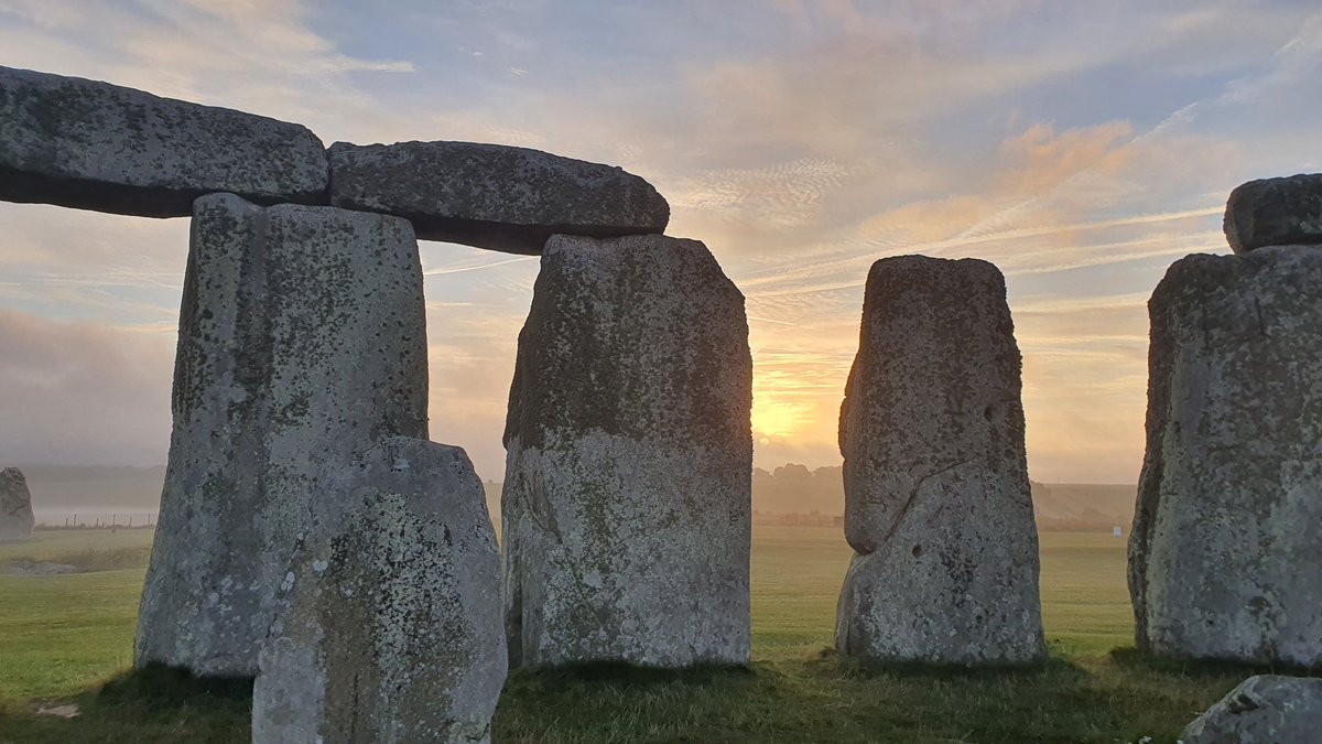 ST0NEHENGE's tweet image. Sunrise at Stonehenge today (20th September) was at 6.50am, sunset is at 7.10pm ⛅