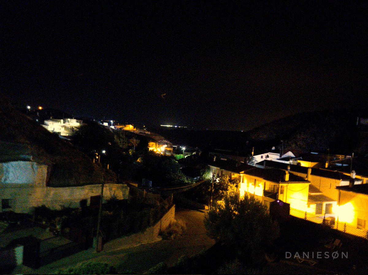 daniieson's tweet photo. Barrio #Graena #Granada #Andalucía #picoftheday #noche https://t.co/bg8RNxo9ir