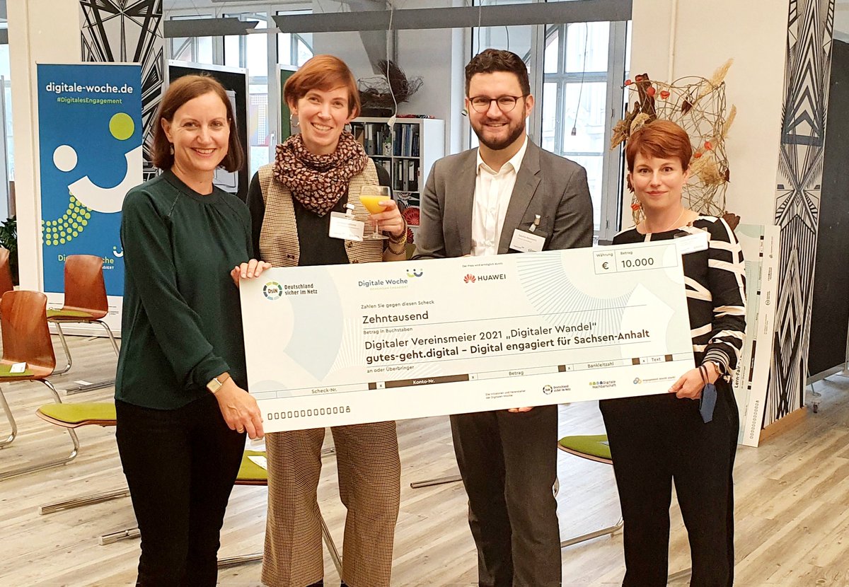FWA_Halle's tweet photo. Wir sind stolz und freuen uns riesig: Für unsere neuen Online-Plattform https://t.co/9OjFTQnP8d haben wir den "Digitalen Vereinsmeier" von @sicherimnetz gewonnen! 🙌
Beim Festivalfinale der #digitalewoche konnten wir den Preis in Berlin entgegen nehmen, eine tolle Anerkennung 🤩 https://t.co/ouAMsN39nZ