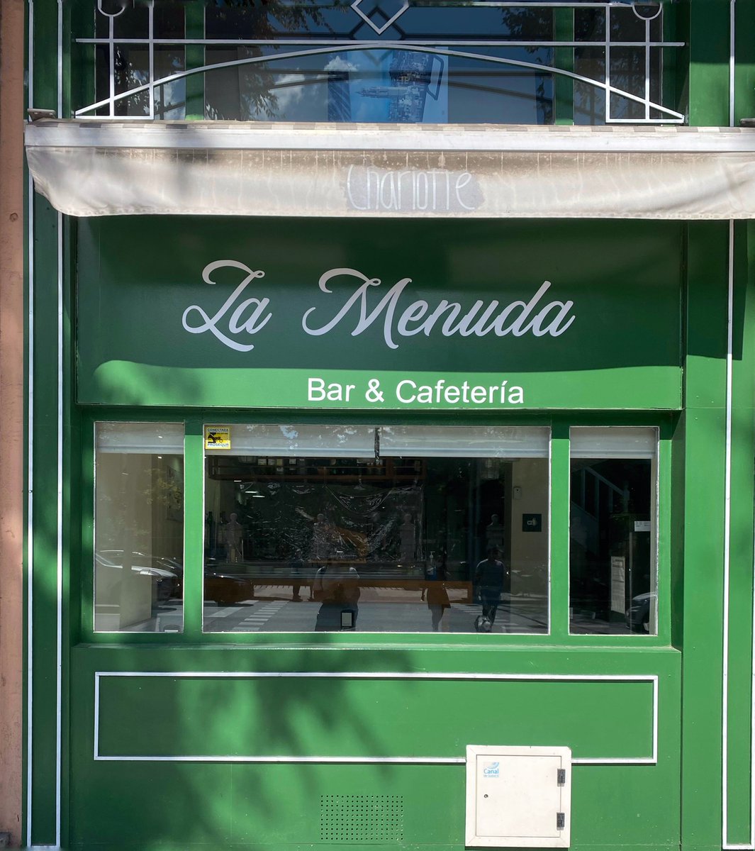 merllarena's tweet photo. Paseando por Madrid me he encontrado este #logotipo de una cafetería.

Veo,veo. ¿Qué veis?

👋🏻 Me gustaría conocer opiniones sobre qué es lo que más os llama la atención.

#branding https://t.co/z0no916WtA
