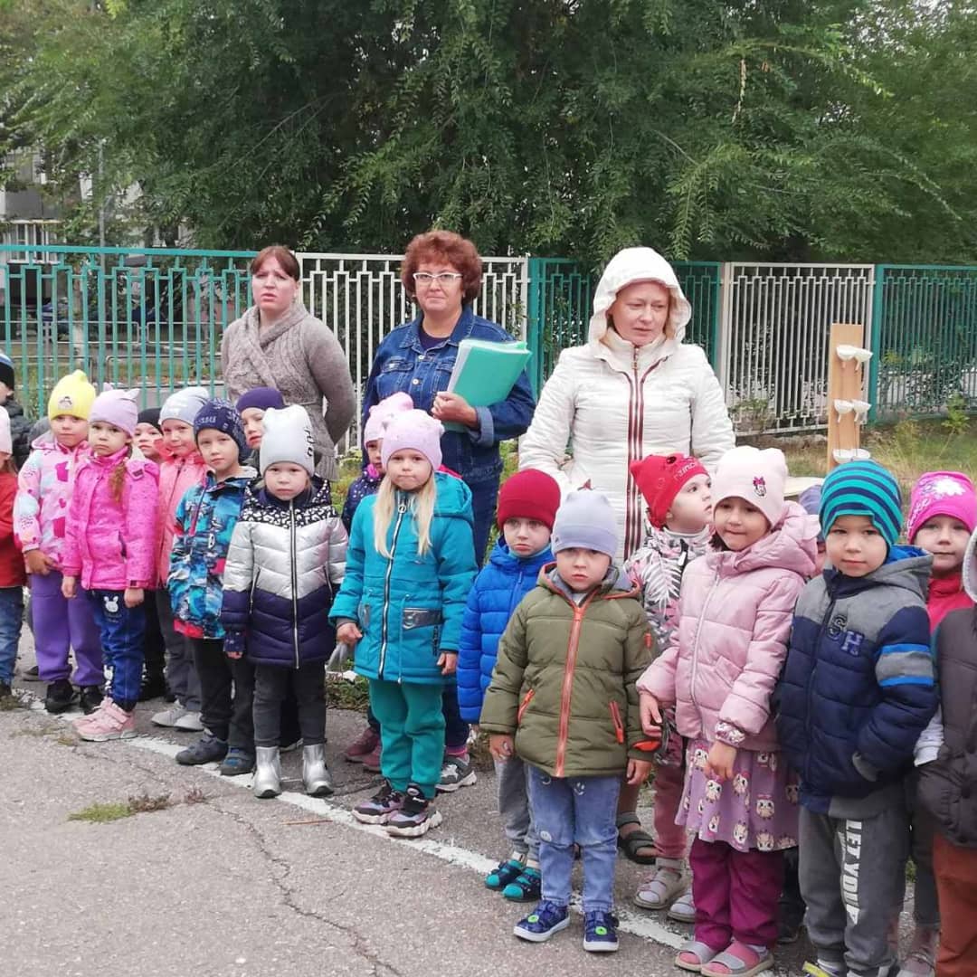 Одной из задач детского сада является обеспечение безопасности. В целях формирования у детей и сотрудников навыков безопасного поведения и практической отработки действий в случае возникновения ч.с., 18.09 в детском саду прошла очередная тренировочная эвакуация воспитанников.