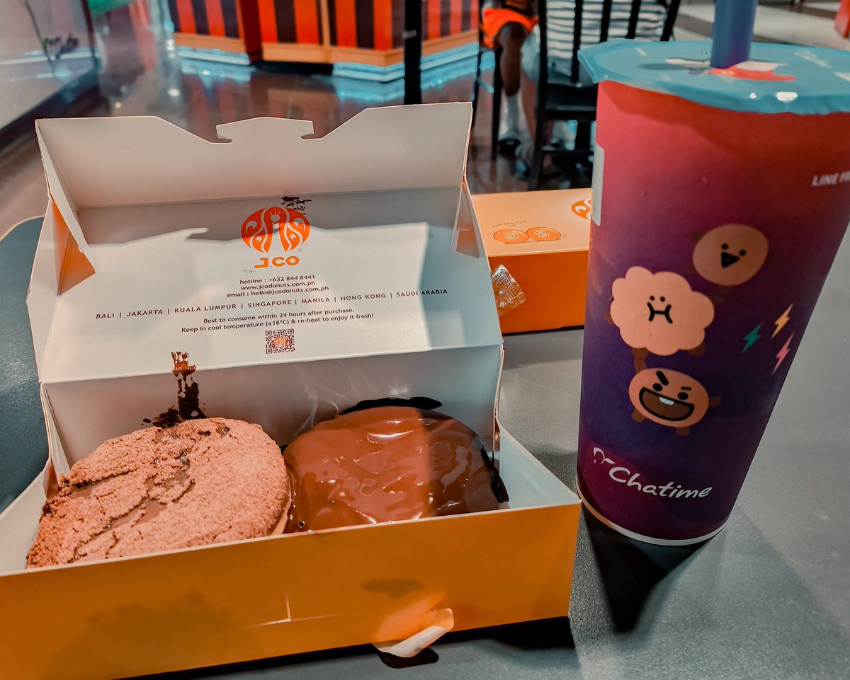 mr_greyist's tweet photo. Higit pa sa sapat. 🤤😍 #ThaiMilktea #jcodonuts https://t.co/rgLqCffLk8