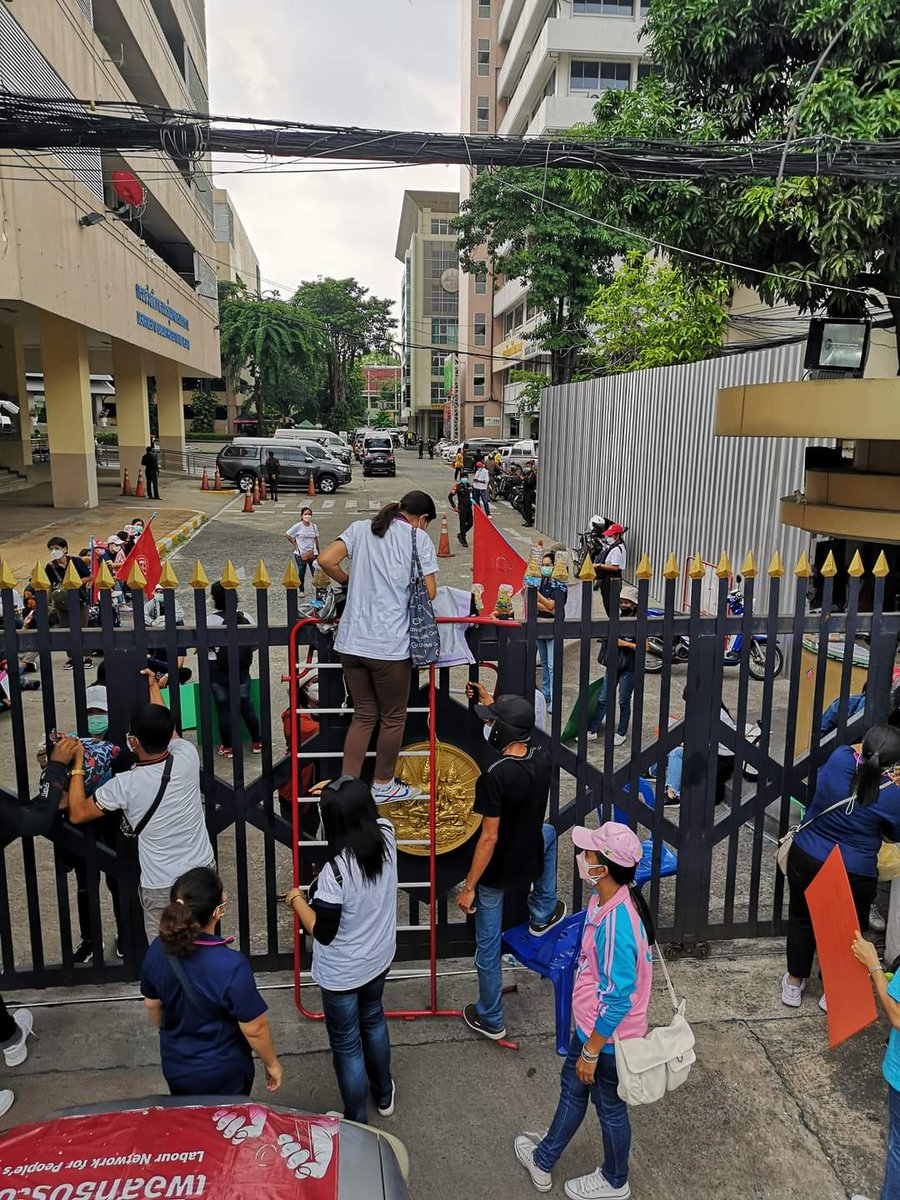 แรงงานต้องปีนรั้วเข้ากระทรวงแรงงาน เพื่อขอรับความช่วยเหลือจากรัฐมนตรีฯ หลังจากได้รับความเดือดร้อนเนื่องจากนายจ้างลอยแพ ทั้งนี้เมื่อฝนตก จึงได้เข้ไปหลบฝนที่ใต้ถุนกระทรวง #ม็อบ20กันยา #สำนักข่าวราษฎร