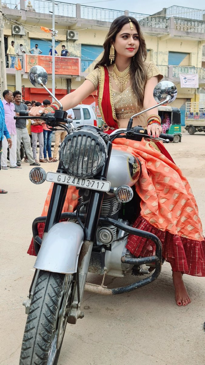 सबके दिलों में धड़कना जरूरी नहीं होता साहब, 
कुछ लोगो की आँखों में खटकने का भी एक अलग मजा है…!
.
#mamtasoni