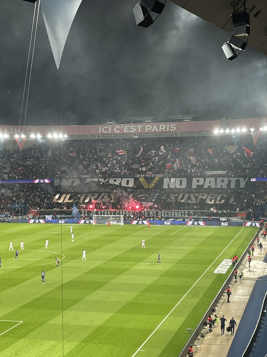 MaxdePrem's tweet photo. Merci @OL @JM_Aulas @Juninhope08 de nous avoir fait vivre une telle soirée. Magnifique ambiance dans le parcage visiteur et, dans le cœur des supporteurs vous avez gagné face à ces voleurs. #PSGOL 

@brunoog97 @LucasPaqueta97 et tous les autres on vous aime ❤️💙 https://t.co/oi9es4wHRP