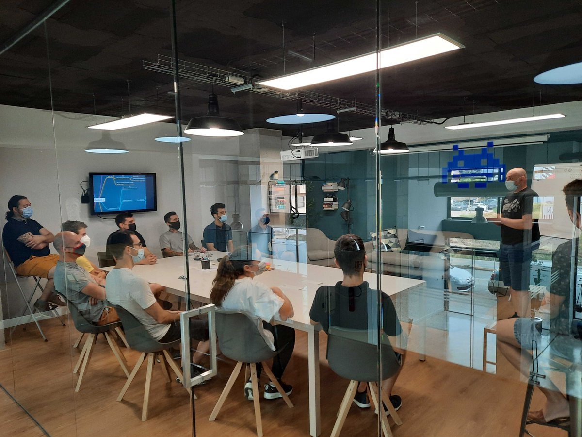 devaway_'s tweet photo. En Devaway, creemos que es fundamental comunicar correctamente y escuchar de forma adecuada. Reconocer el buen feedback y saber después aplicarlo. Por eso recibimos la visita del coach de empresas Alfons Foubert con quién organizamos workshops  sobre "Comunicación y Feedback". https://t.co/NIOxxVVPei