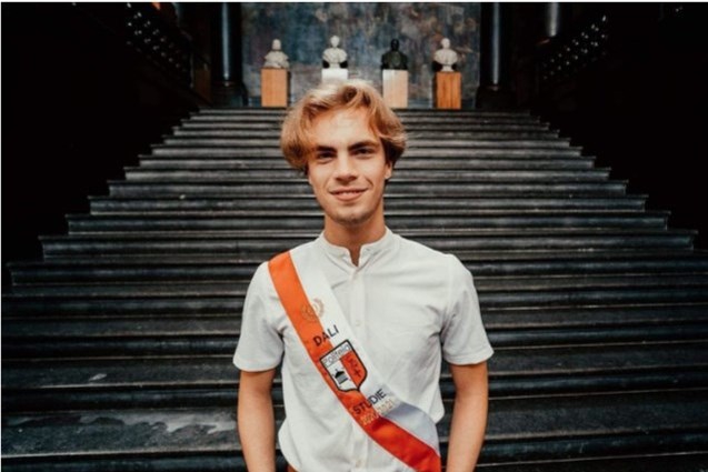 destandaard's tweet photo. Student na 13 uur zwaargewond op straat gevonden: ‘Relschoppers hadden het gemunt op lintjes’ https://t.co/qDMbkOQjOd https://t.co/VlHqVc2XMS