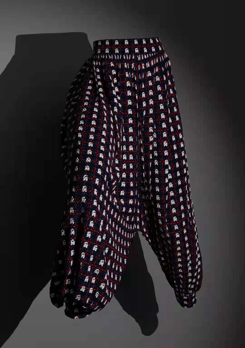hadeeart's tweet photo. I made my logo into prints with @Substance3D and tried the rendering process with @Blender the video of the process is in the first tweet….. Trouser modeled in @itsclo3d
#metagala #cryptofashionweek #3dfashion #nft #Metaverse #hadeeart #digitalfashion https://t.co/mHPFaVZBOp