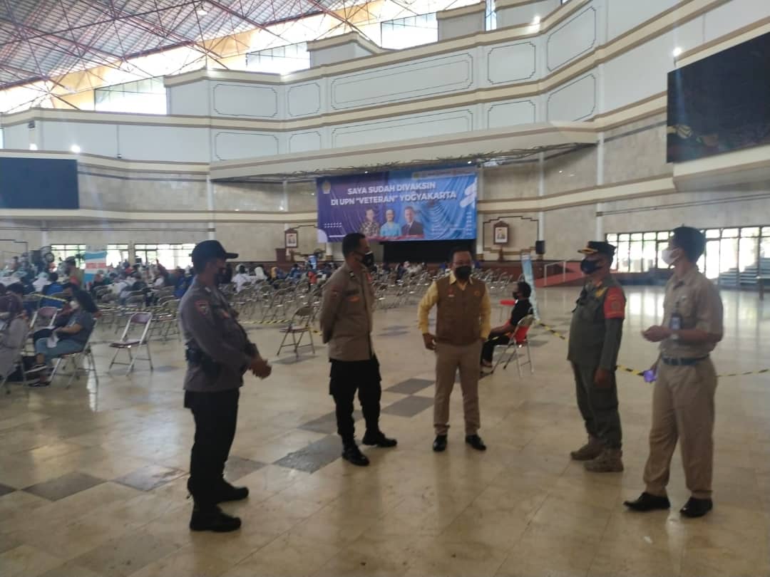 Bhabinkamtibmas Kalurahan Condongcatur melaksanakan sambang pantau jegiatan Vaksinasi massal dosis ke 2 di Auditorium Kampus UPN Veteran Yogyakarta Jl.Padjajaran Condongcatur Depok Sleman untuk pelaku usaha se D.I Yogyakarta.
