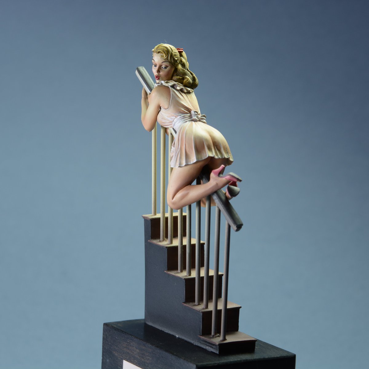 andreaminiworld's tweet photo. PIN UP-06 ´Mind the Banisters!!!´ 80mm 1/22 scale https://t.co/qaTJXEL7HG #andreaminiatures #andreacolor #miniaturemonday #artinminiature #pinupgirl #miniaturepainting https://t.co/t71zX3gv5E
