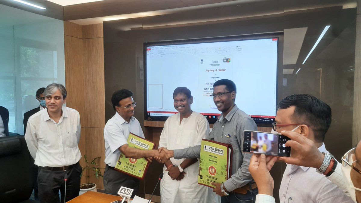 आज #ट्राईफेड ने सीप की खेती में जनजातीय समुदाय के उद्यमिता विकास के लिए #झारखंड के Purty Agrotech के साथ  समझौता ज्ञापन (MoU) पर हस्ताक्षर किया और समझौता ज्ञापन (MoU) का आदान प्रदान किया |

#AmritMahotsav #tribesindia #AatmaNirbharBharat <a href="/PMOIndia/">PMO India</a>
